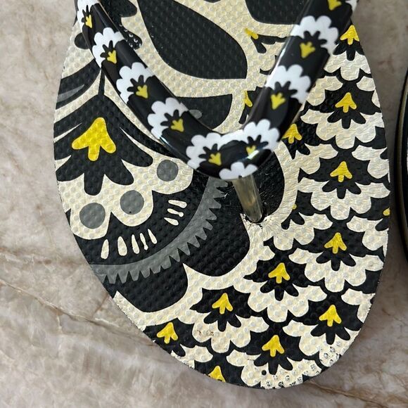 Vera Bradley Flip Flops Size 8 - Picture 2 of 4